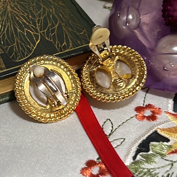SALE VINTAGE Golden Pearl Cabochon Statement Earrings WOMENS CLIP ON EARRINGS - Picture 3 of 5